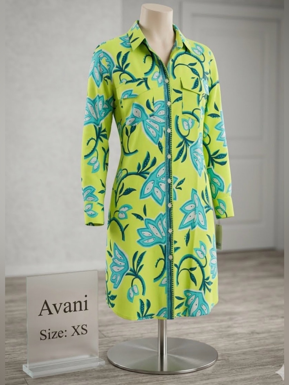 Avani del amour Women’s Green/Blue/White Floral Collared Button-Up Shirt XS